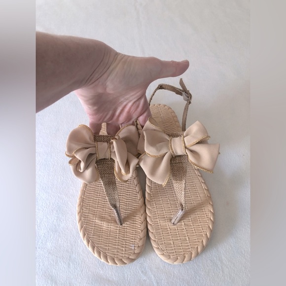 Shoes - NEW Adorable Bowed Thong Sandals